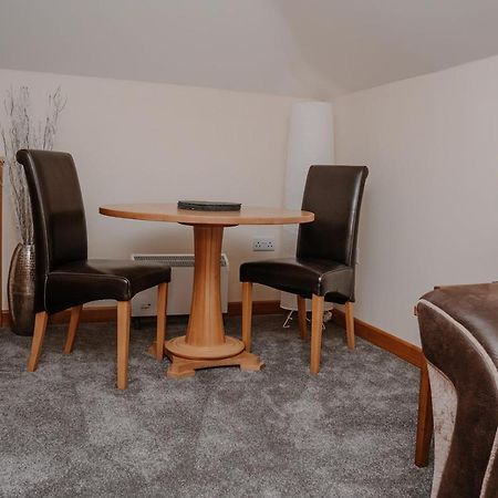 Lovely New 1 Bedroom Loft Apartment With On Drive Parking 트로브리지 외부 사진