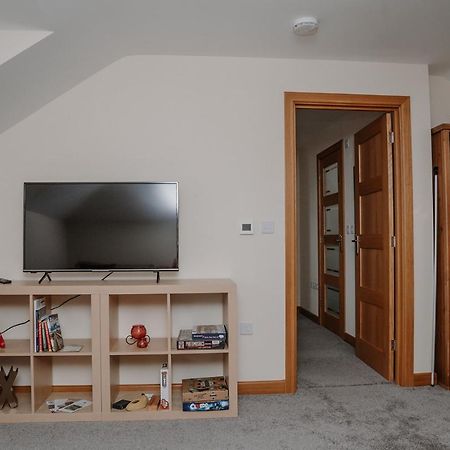 Lovely New 1 Bedroom Loft Apartment With On Drive Parking 트로브리지 외부 사진