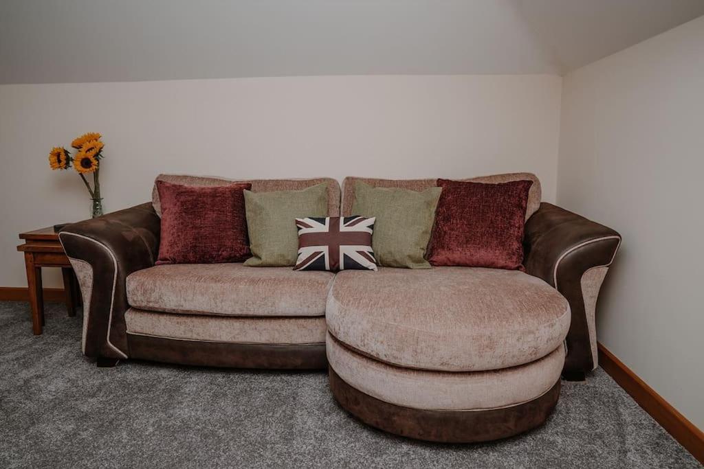 Lovely New 1 Bedroom Loft Apartment With On Drive Parking 트로브리지 외부 사진