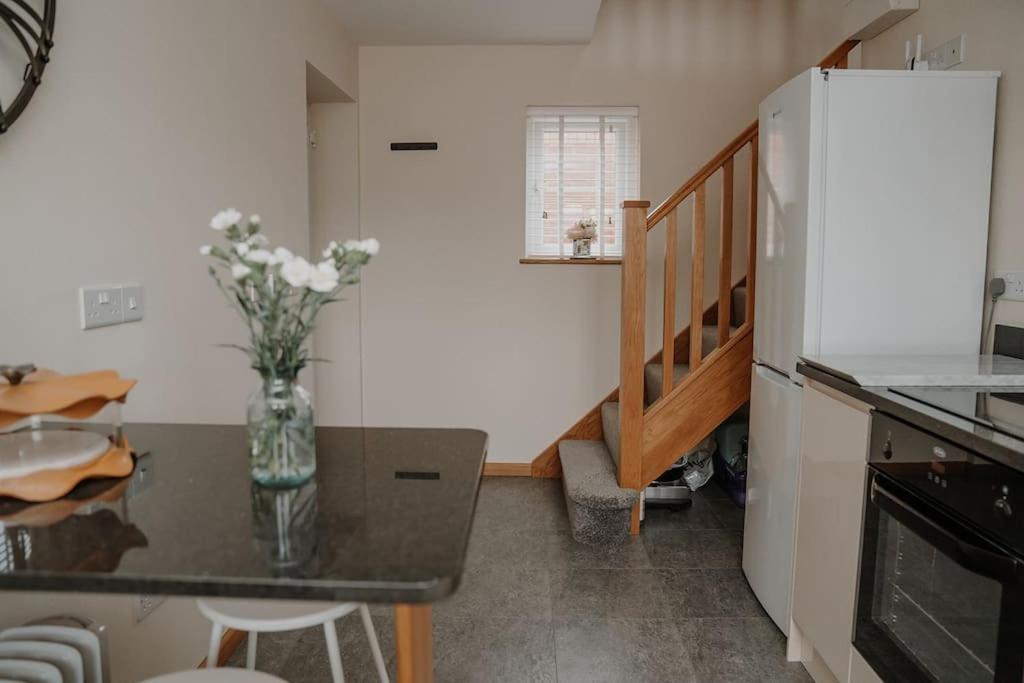 Lovely New 1 Bedroom Loft Apartment With On Drive Parking 트로브리지 외부 사진