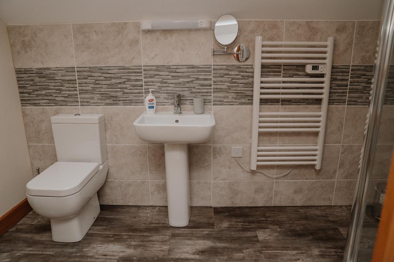 Lovely New 1 Bedroom Loft Apartment With On Drive Parking 트로브리지 외부 사진