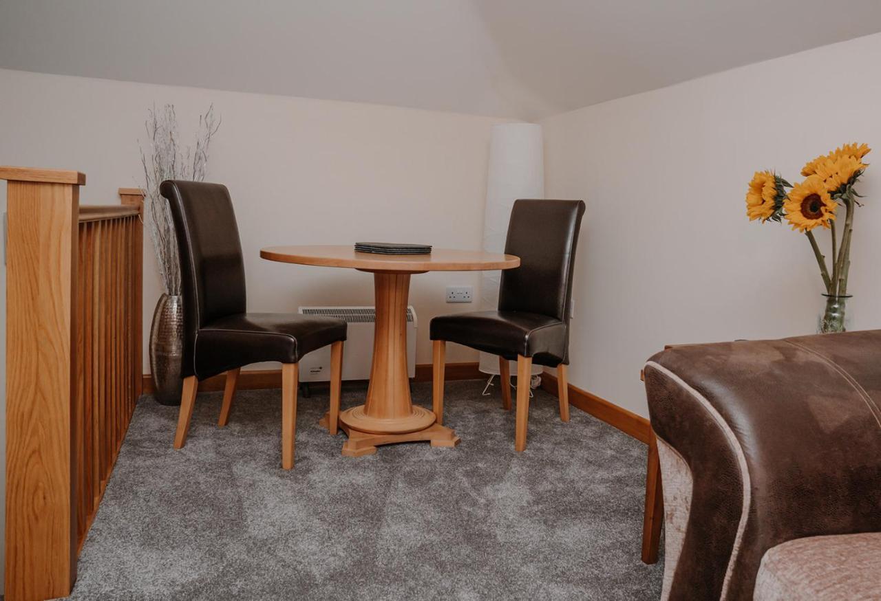 Lovely New 1 Bedroom Loft Apartment With On Drive Parking 트로브리지 외부 사진
