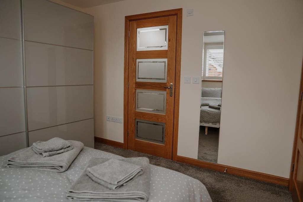 Lovely New 1 Bedroom Loft Apartment With On Drive Parking 트로브리지 외부 사진