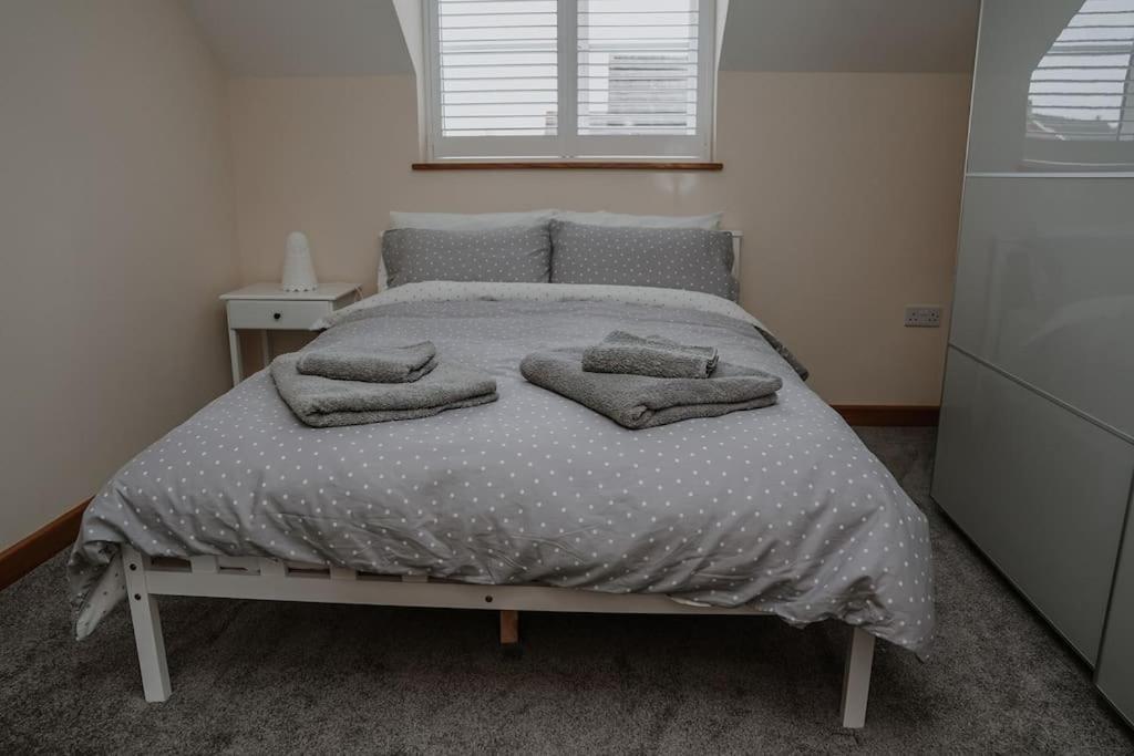 Lovely New 1 Bedroom Loft Apartment With On Drive Parking 트로브리지 외부 사진