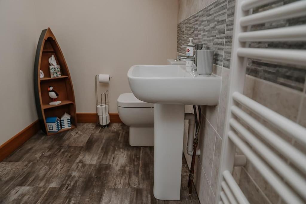 Lovely New 1 Bedroom Loft Apartment With On Drive Parking 트로브리지 외부 사진