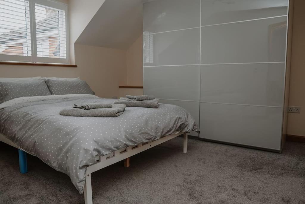 Lovely New 1 Bedroom Loft Apartment With On Drive Parking 트로브리지 외부 사진