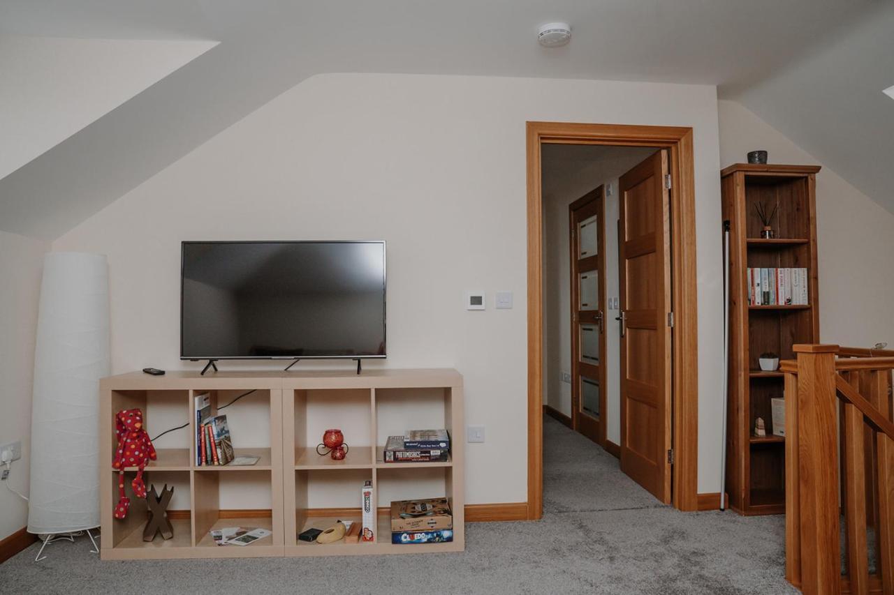 Lovely New 1 Bedroom Loft Apartment With On Drive Parking 트로브리지 외부 사진